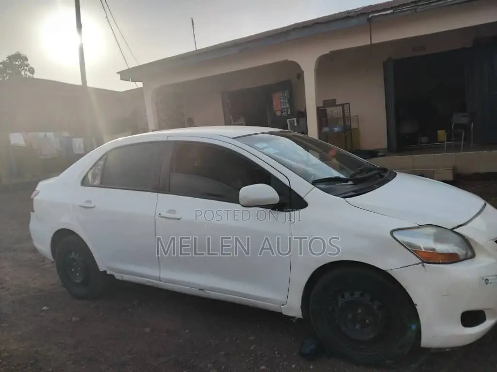 Toyota Yaris Base Sedan 4dr 2010 White
