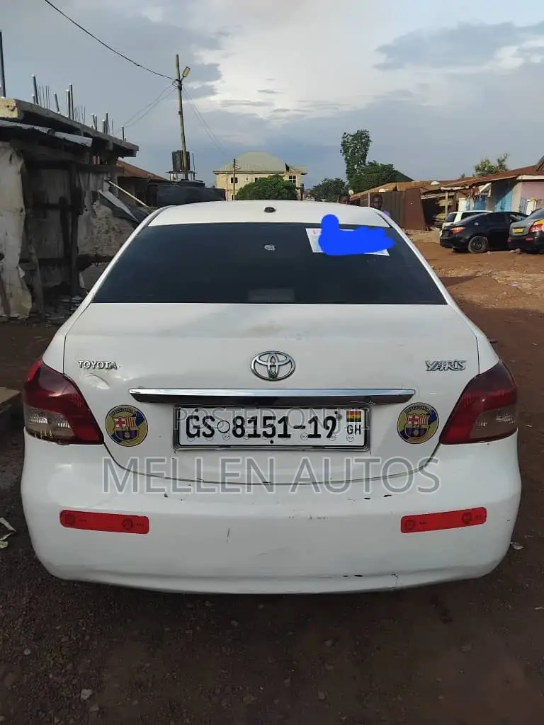 Toyota Yaris Base Sedan 4dr 2010 White