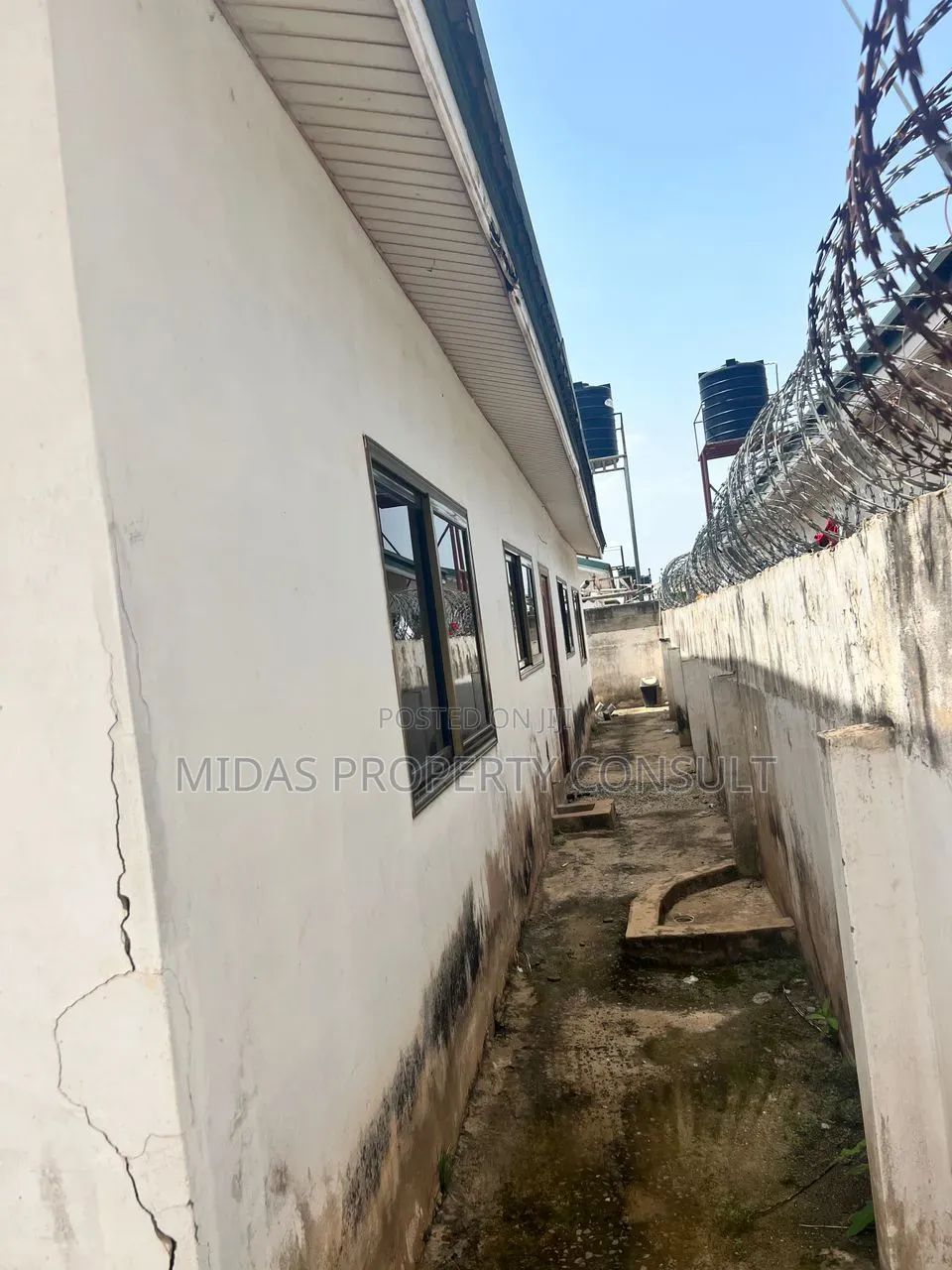 3bdrm House in Mataheko, Afienya for sale