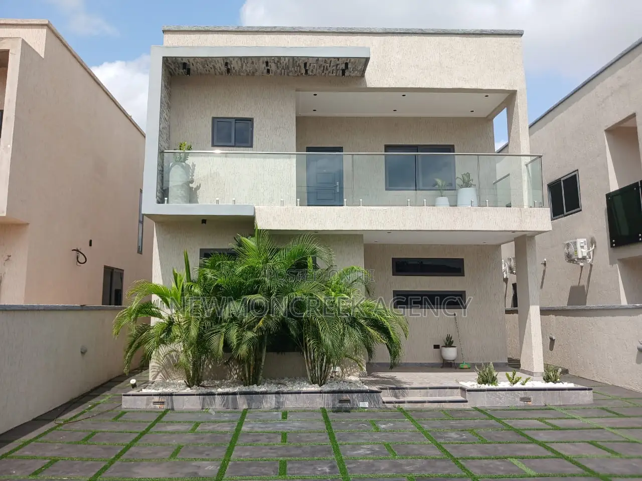 4bdrm Duplex in Lakeside Estates, Accra Metropolitan for sale