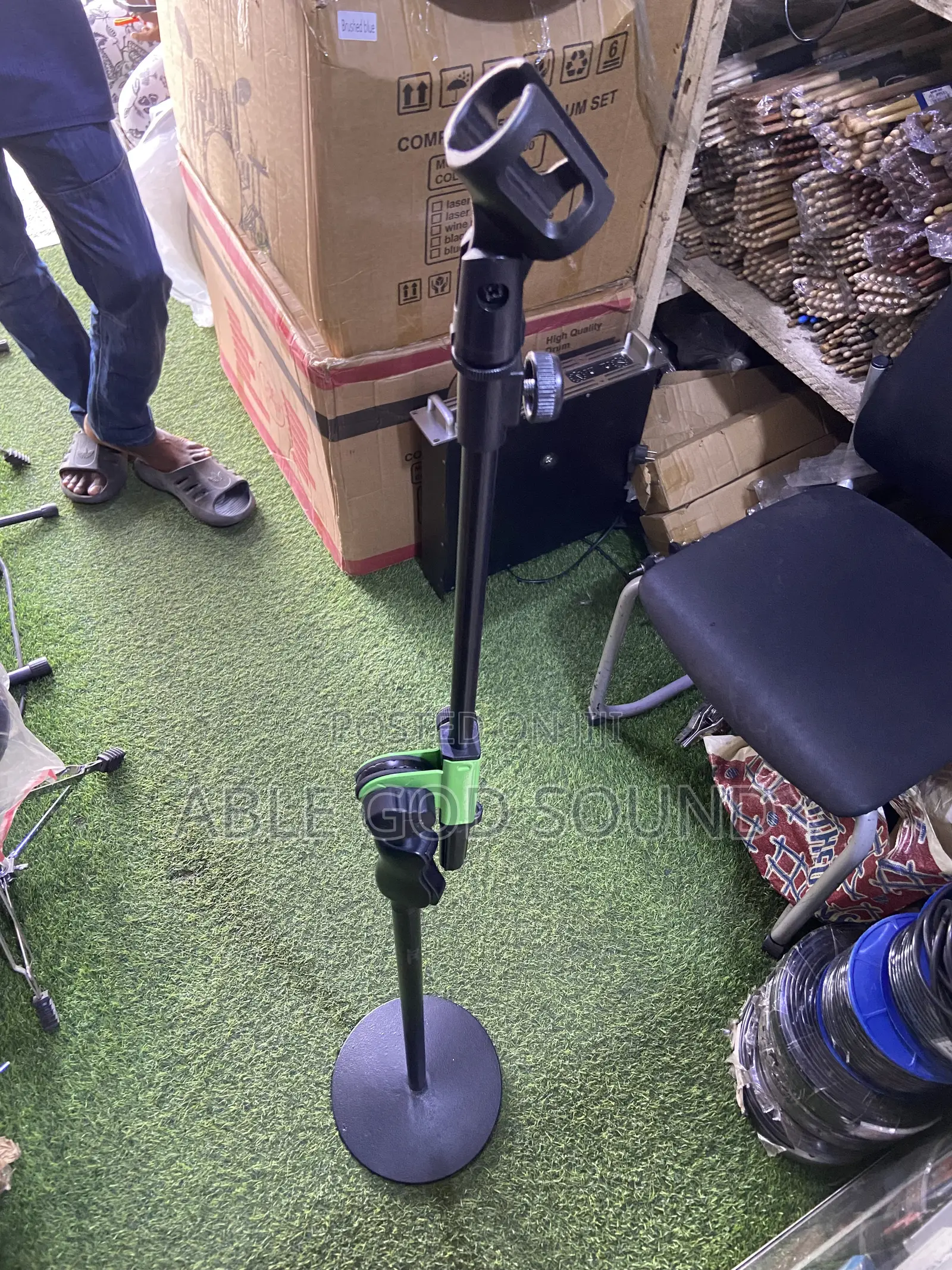 Round Base Microphone Stand