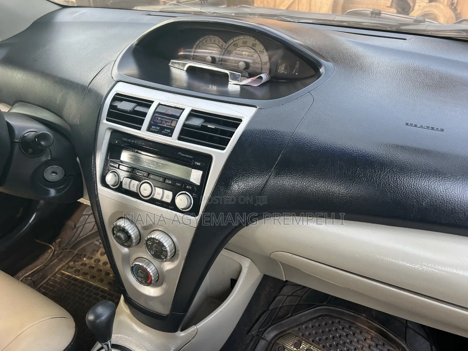 Toyota Yaris Base Sedan 4dr 2010 Beige