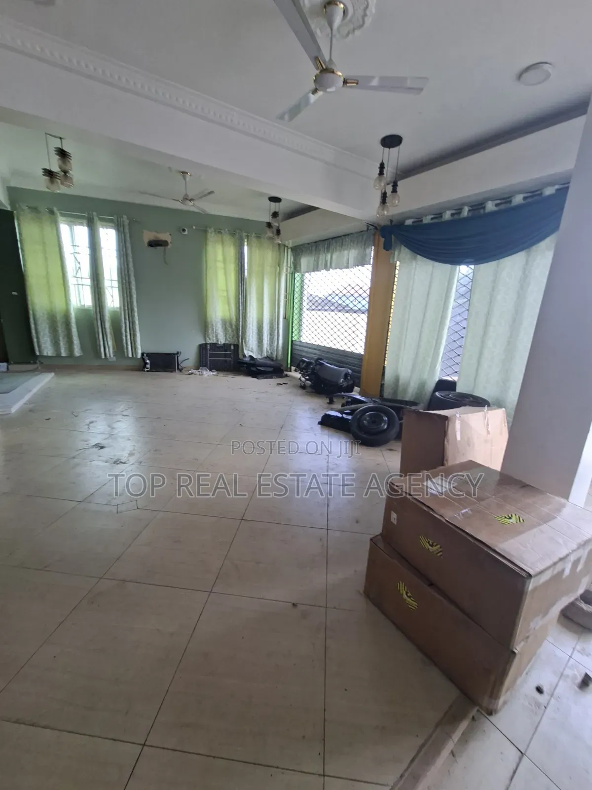 Shop for Rent at Dome K Boat