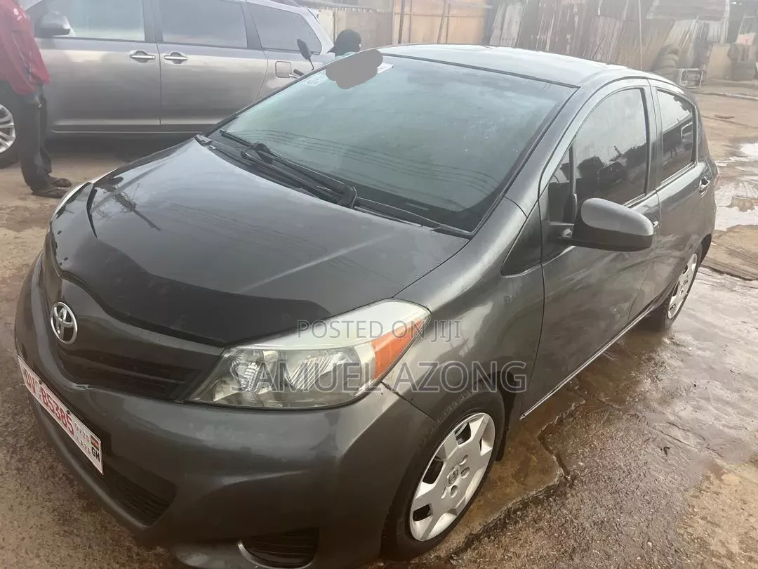 Toyota Yaris LE Hatchback 5dr 2013 Gray