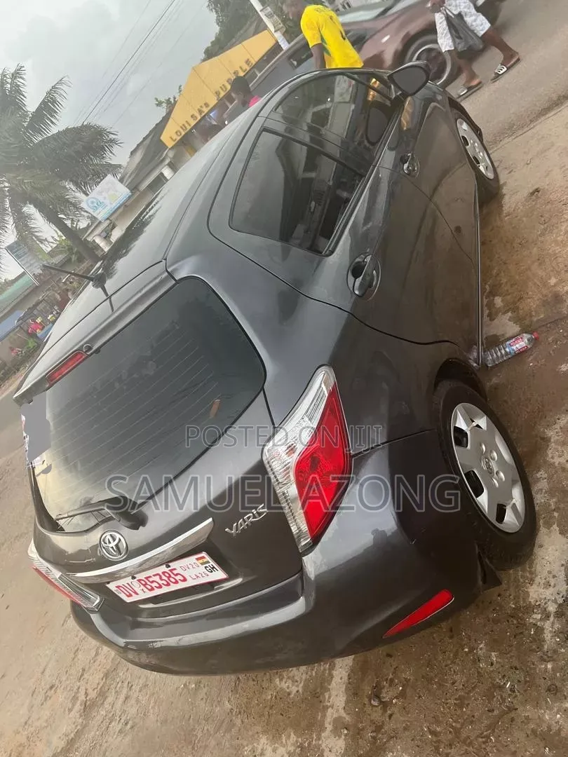 Toyota Yaris LE Hatchback 5dr 2013 Gray