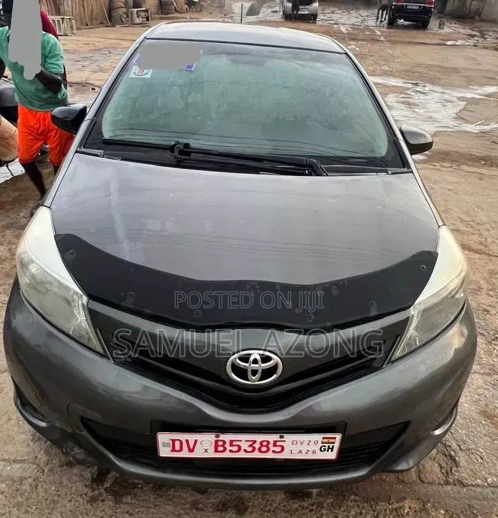 Toyota Yaris LE Hatchback 5dr 2013 Gray