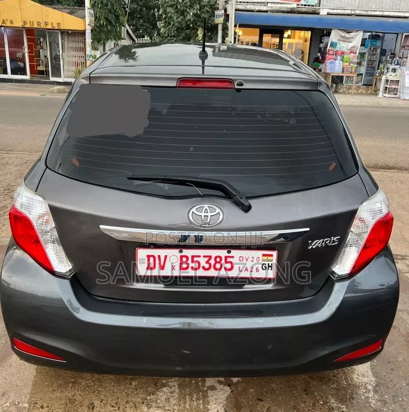 Toyota Yaris LE Hatchback 5dr 2013 Gray