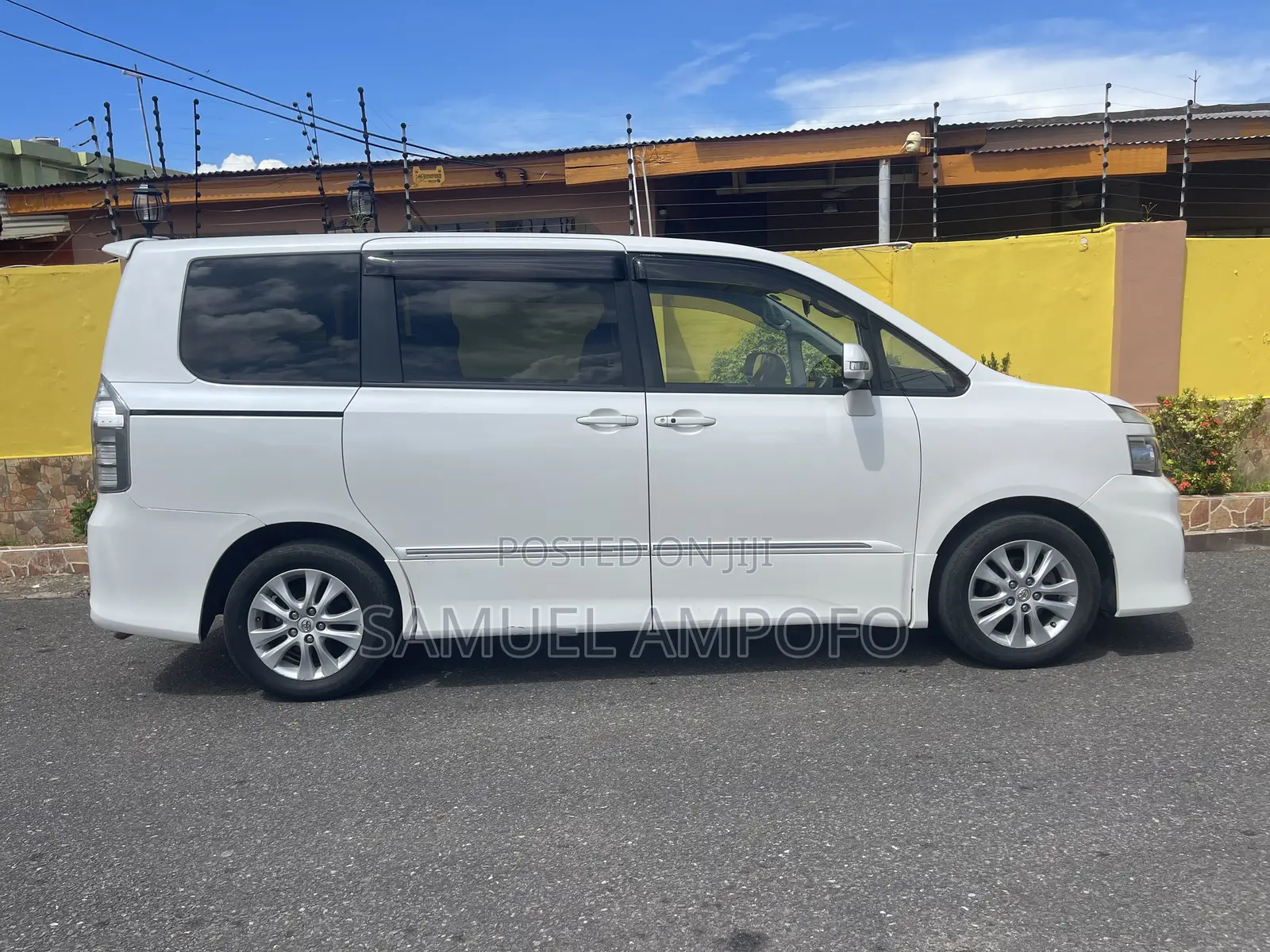 Toyota Voxy 2013 White
