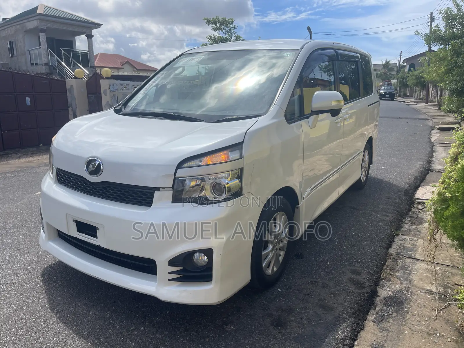 Toyota Voxy 2013 White