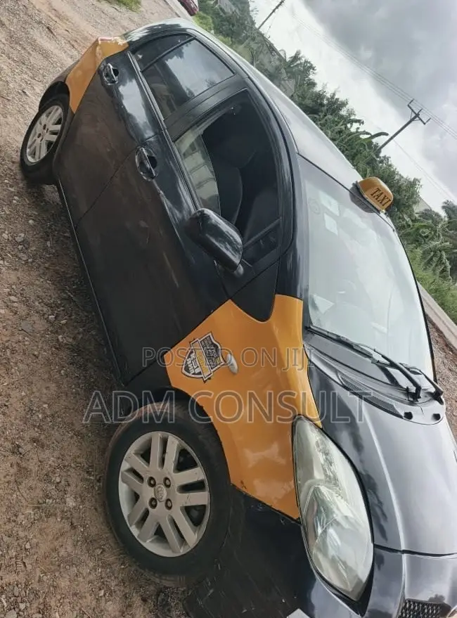 Toyota Yaris Base Hatchback 5dr 2011 Black