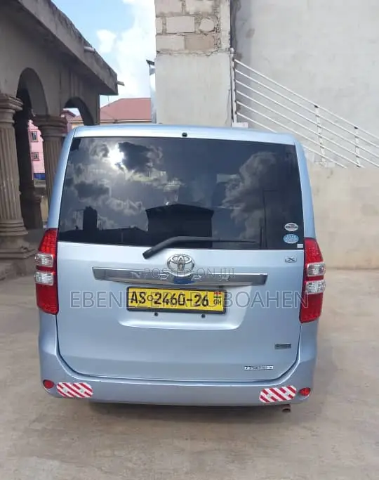 Toyota Noah 2.0 143hp AWD (8 Seater) 2010 Silver