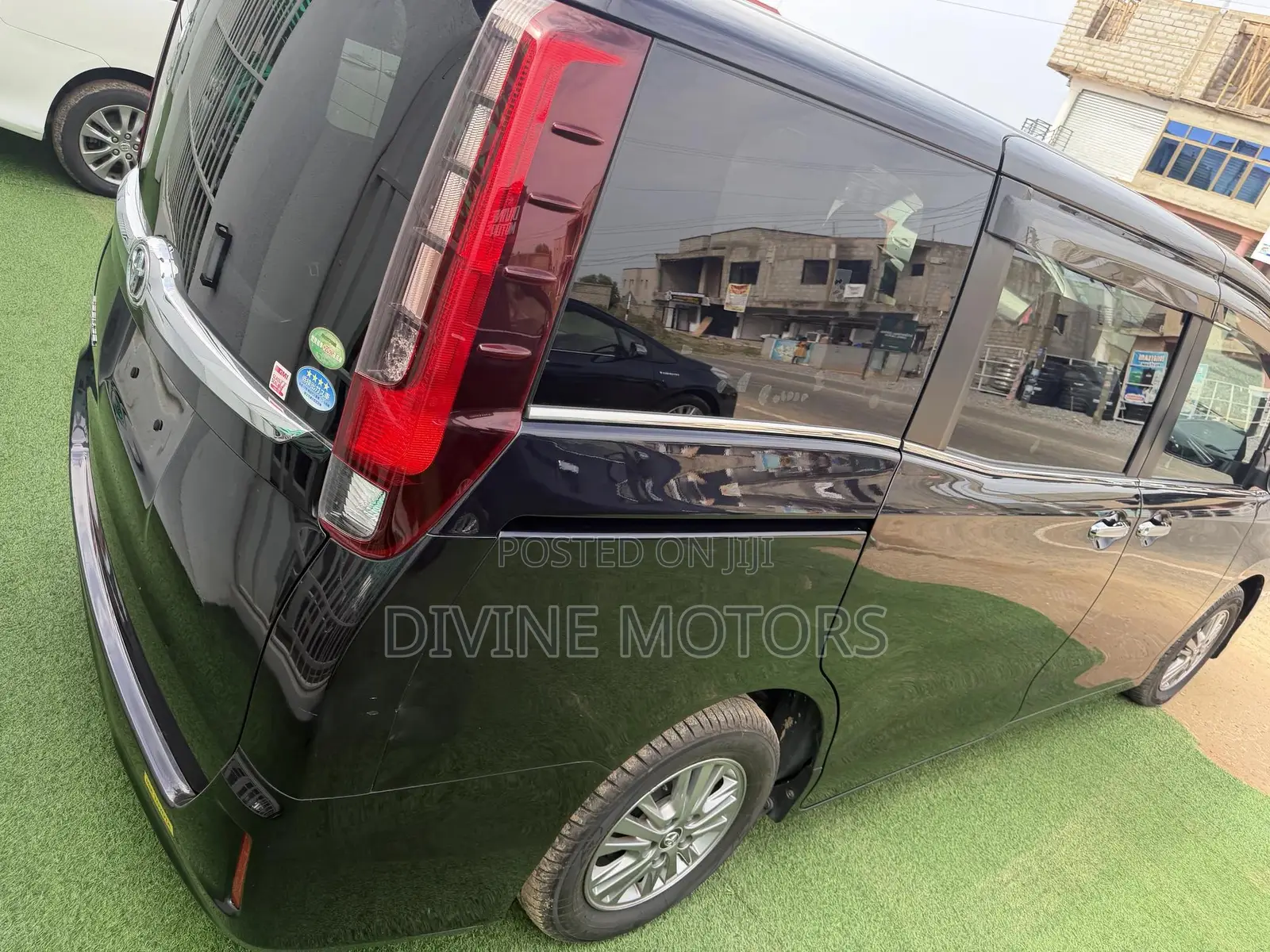 Toyota Esquire 2.0 FWD (8 seater) 2015 Black