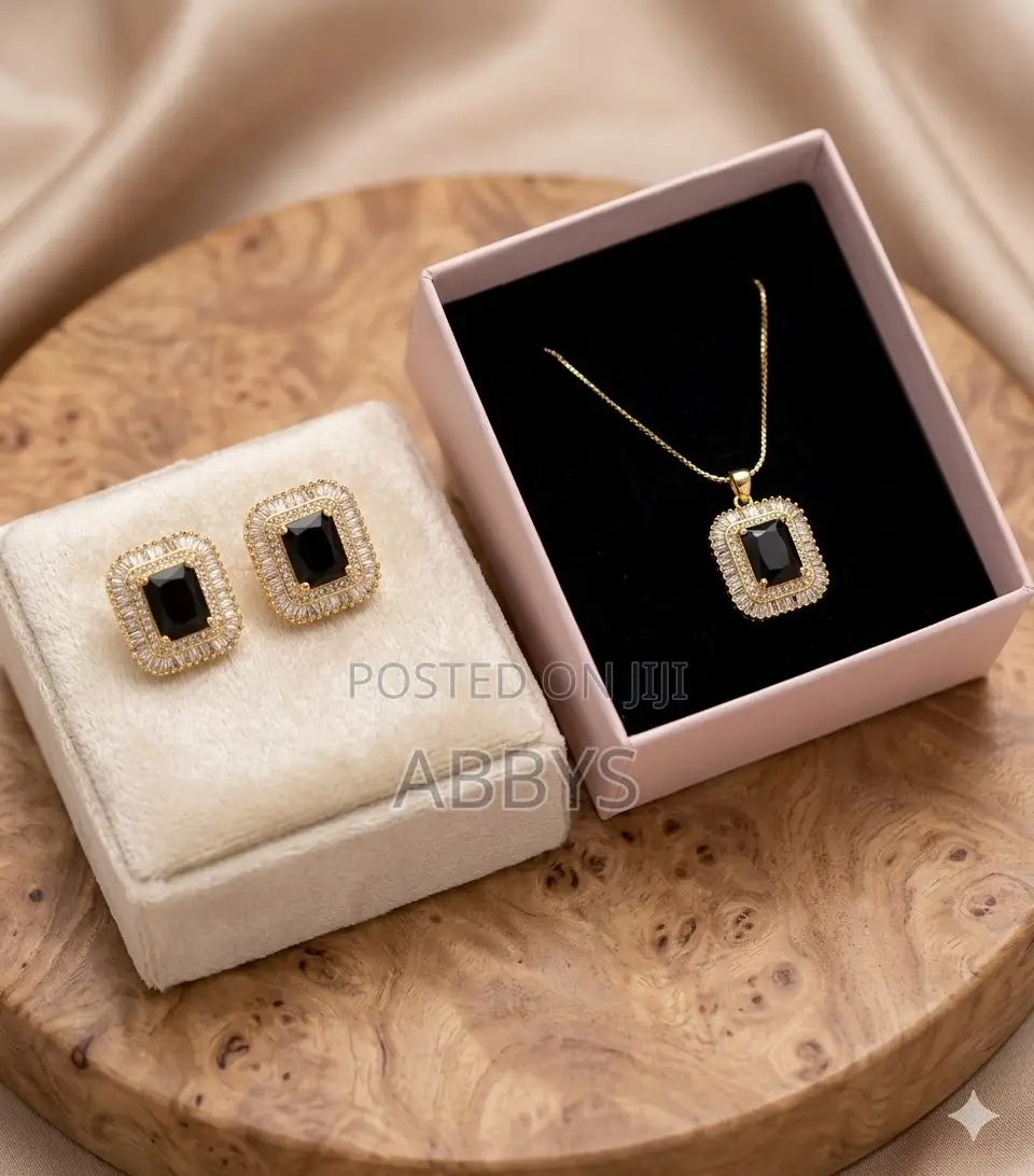Exquisite Necklace With Earrings