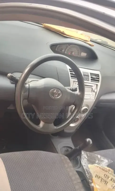 Toyota Yaris 2010 Gray