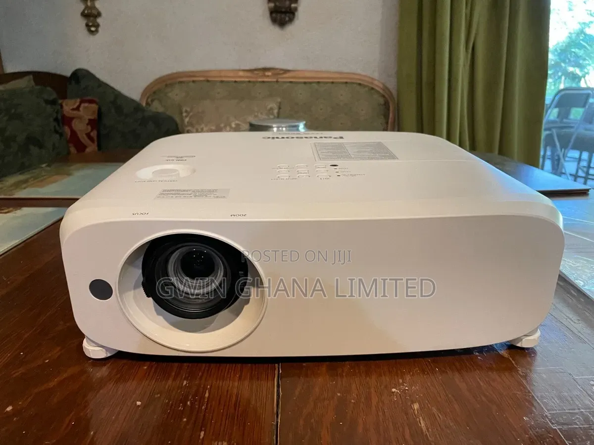 Panasonic Pt-Vw530 Wxga LCD Projector 5000 Lumen Hdmi . Daylight.