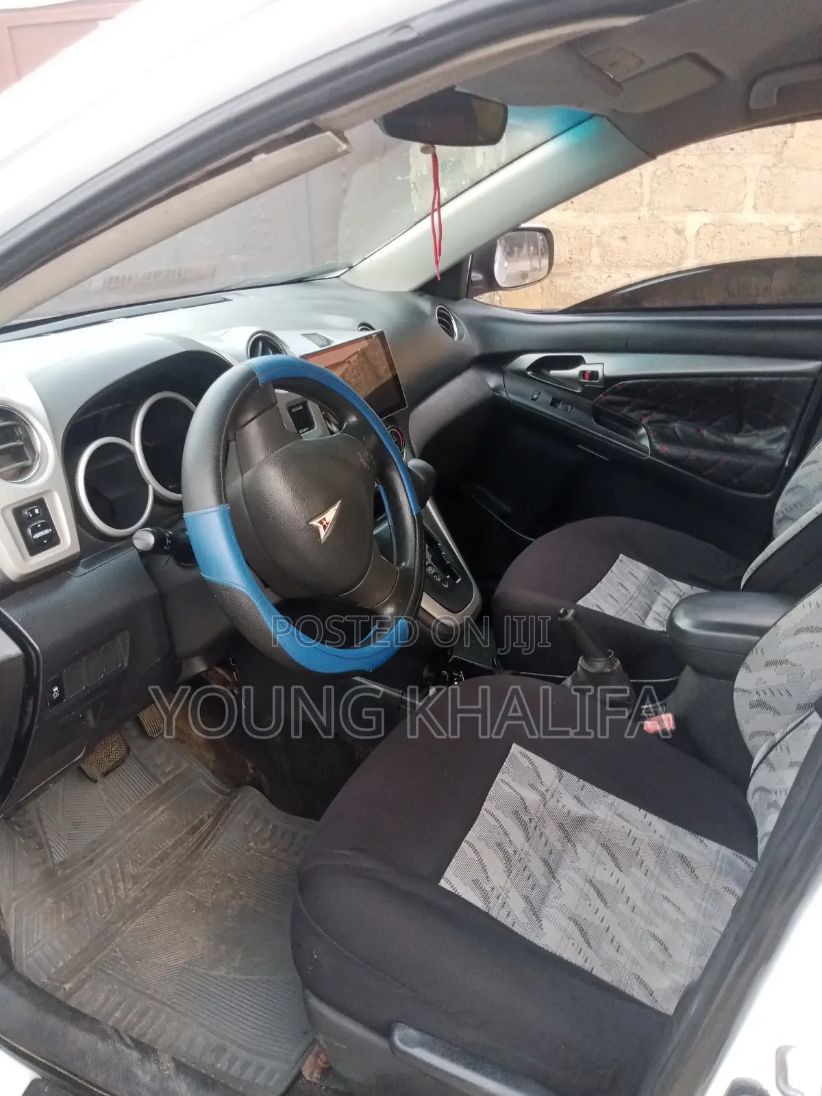 Pontiac Vibe 2010 White
