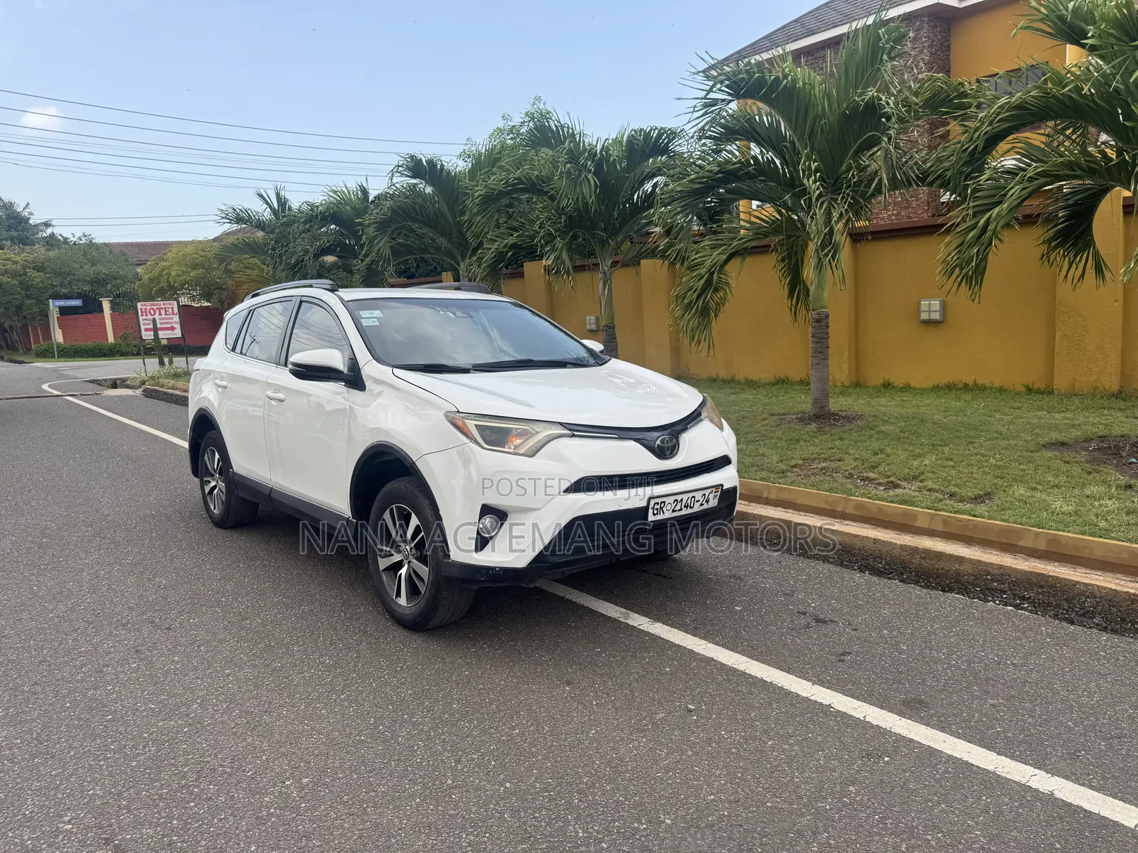 Toyota RAV4 XLE 4dr SUV (2.5L 4cyl 6A) 2018 White