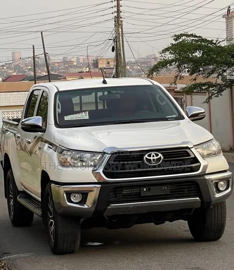 Toyota Hilux 2024 White