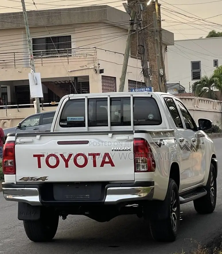 Toyota Hilux 2024 White