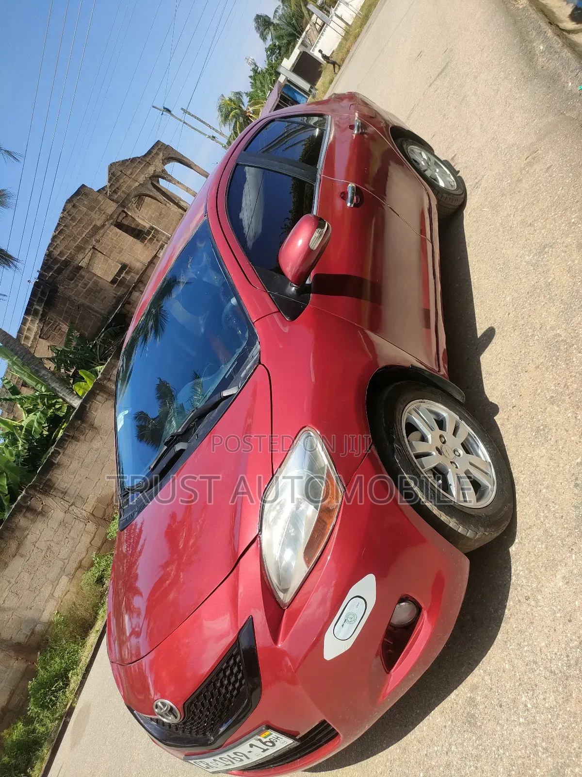 Toyota Yaris Base Sedan 4dr 2010 Red