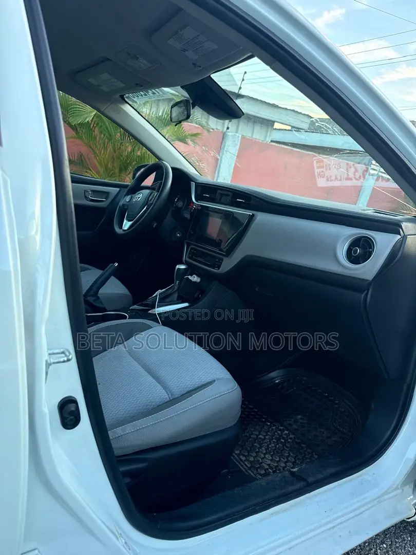 Toyota Corolla LE 2020 White