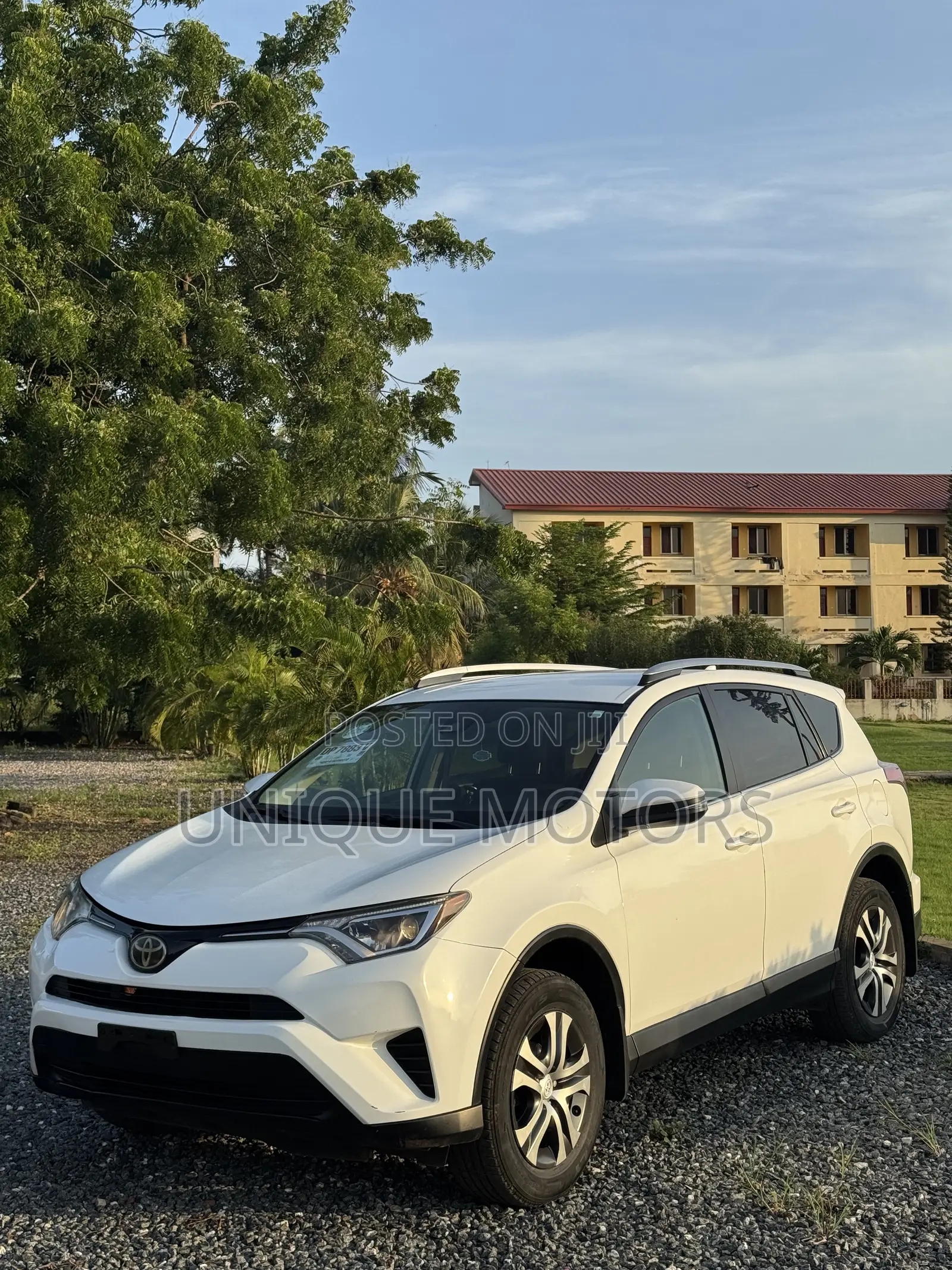 Toyota RAV4 LE AWD (2.5L 4cyl 6A) 2017 White