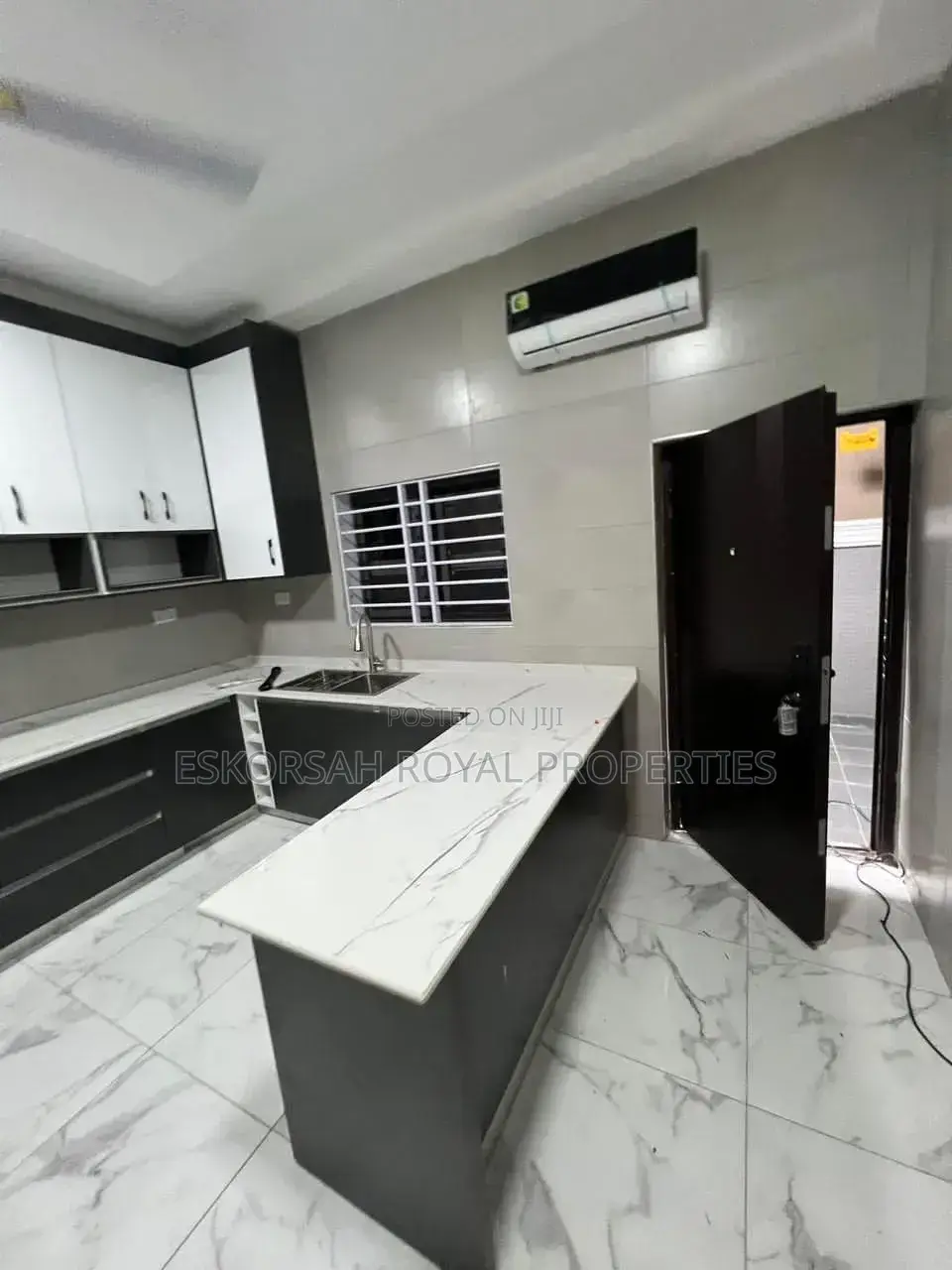 5bdrm Townhouse/Terrace in Achimota Mill 7, Mile 7 for sale