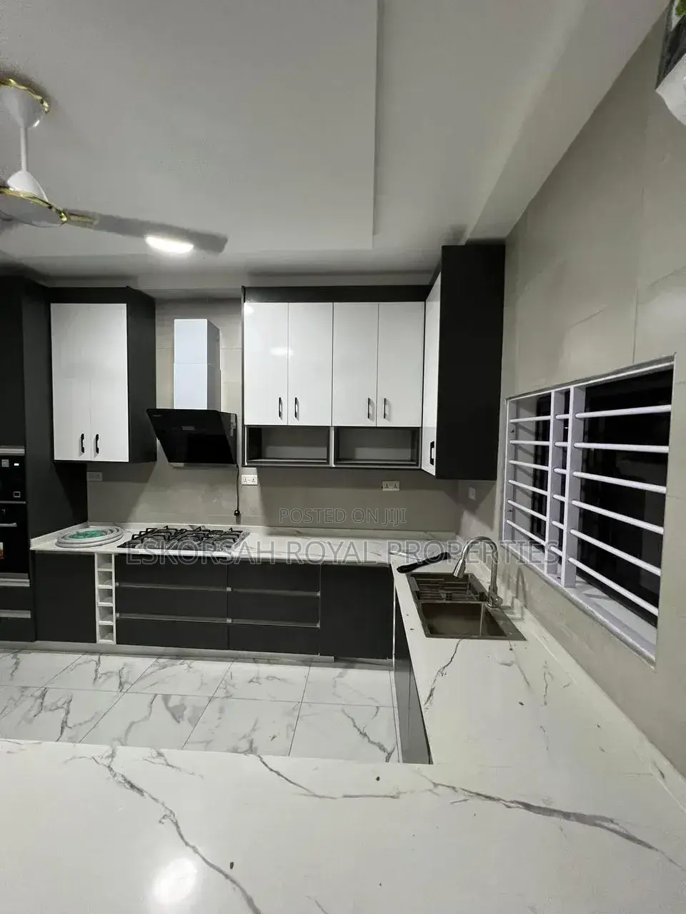 5bdrm Townhouse/Terrace in Achimota Mill 7, Mile 7 for sale