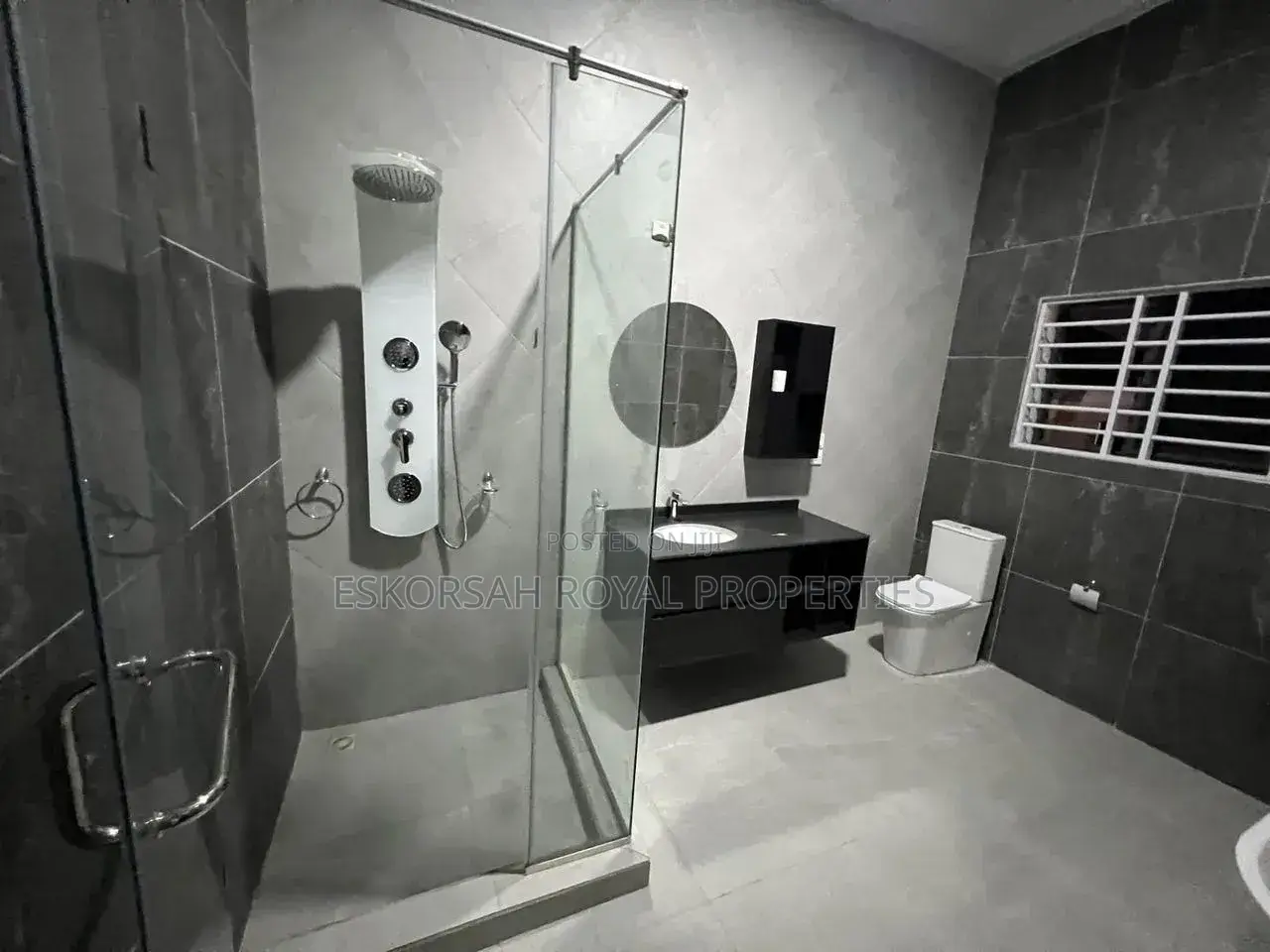 5bdrm Townhouse/Terrace in Achimota Mill 7, Mile 7 for sale