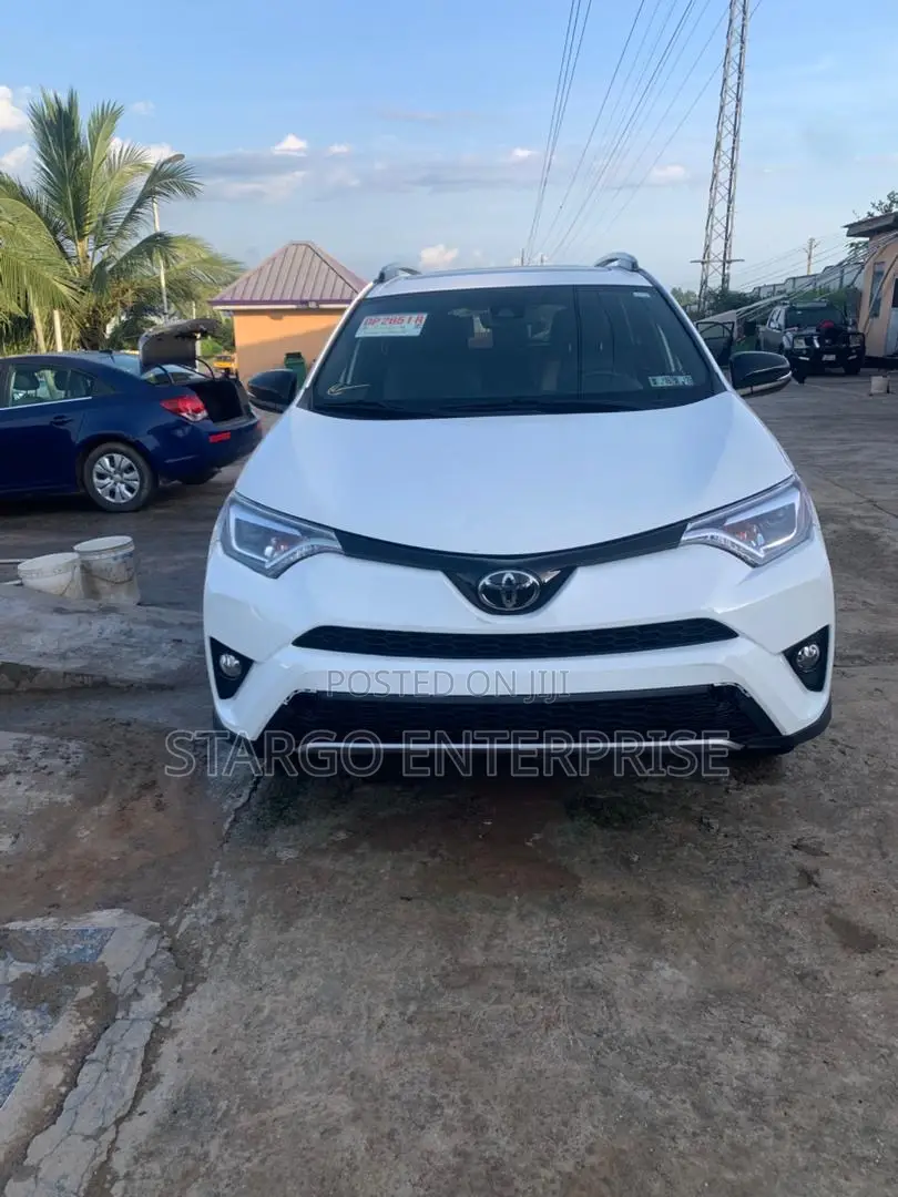 Toyota RAV4 XLE 4dr SUV (2.5L 4cyl 6A) 2018 White