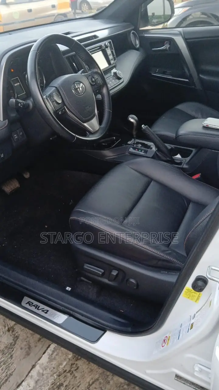 Toyota RAV4 XLE 4dr SUV (2.5L 4cyl 6A) 2018 White