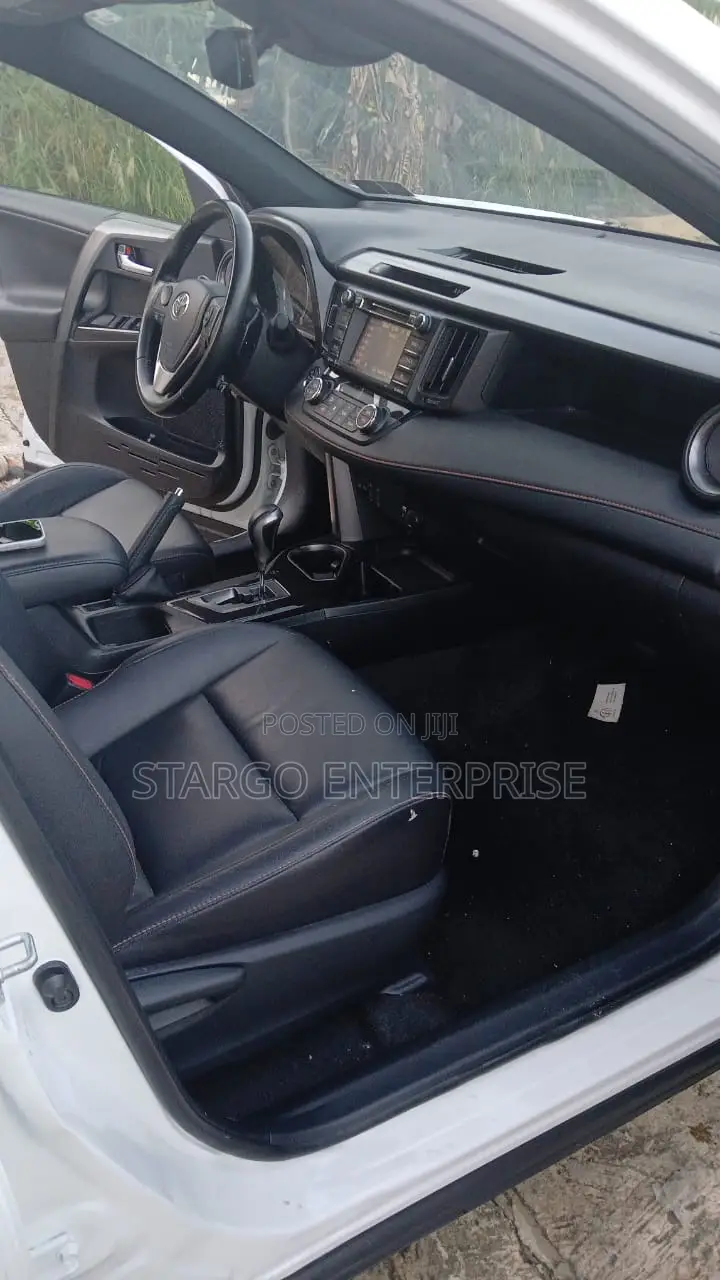 Toyota RAV4 XLE 4dr SUV (2.5L 4cyl 6A) 2018 White