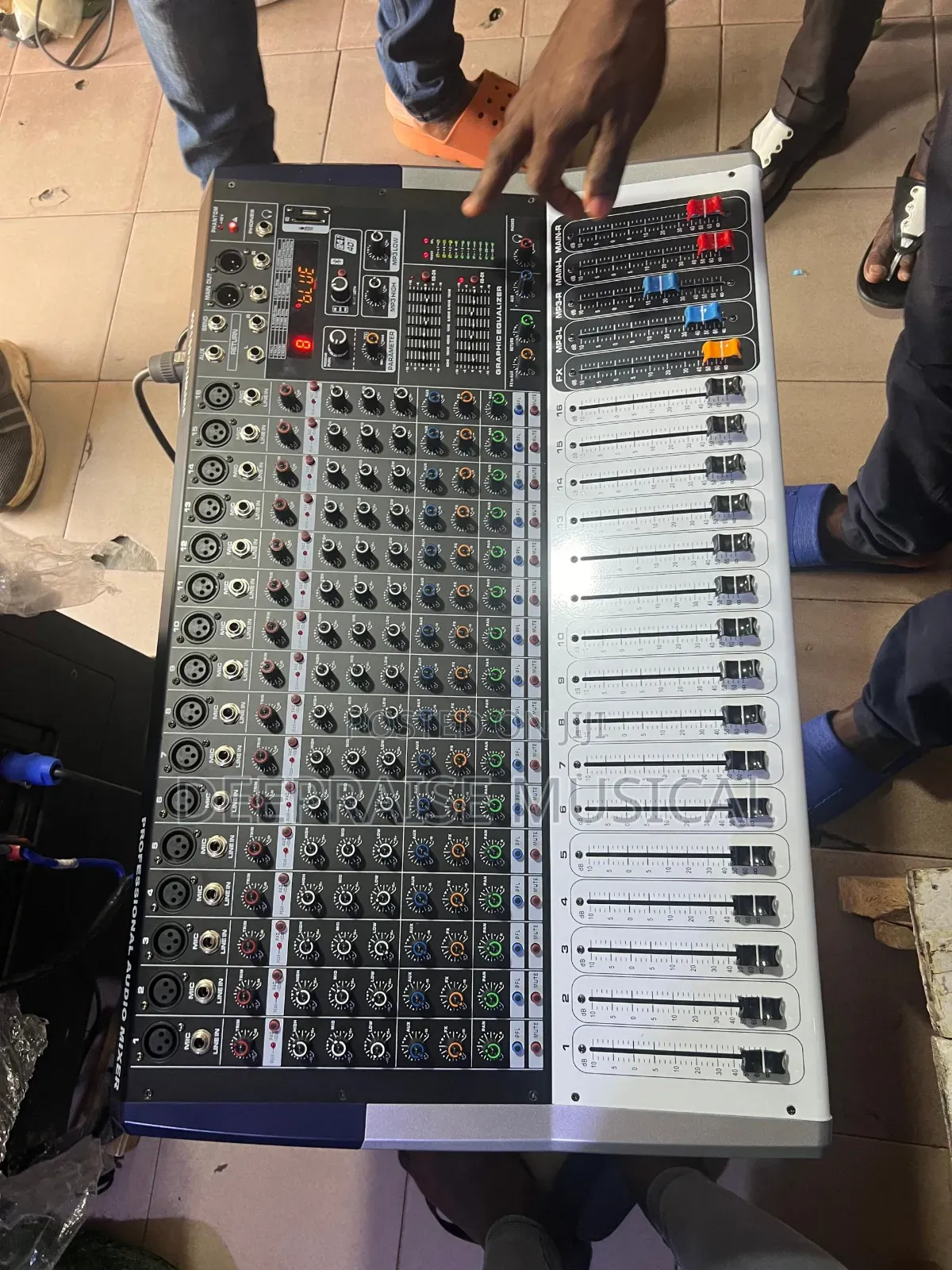 Yamaha 16 Channel Powered Mixer (Kv16)