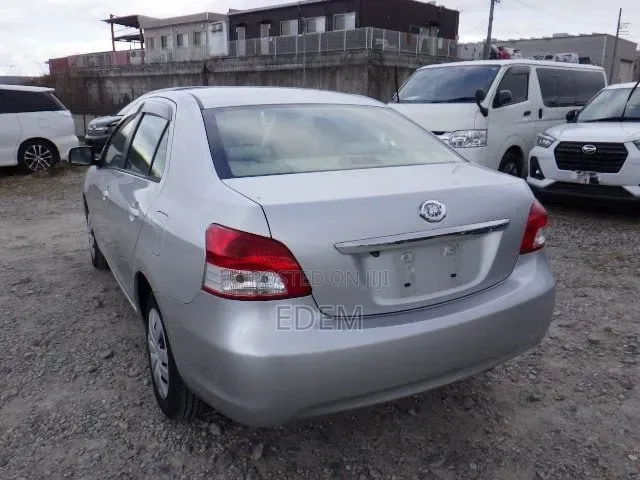 Toyota Belta 2012 Silver