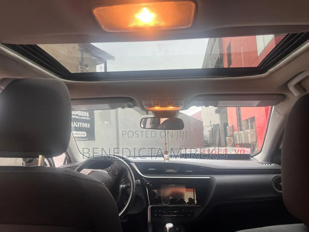 Toyota Corolla XLE (1.8L 4cyl 2A) 2018 White
