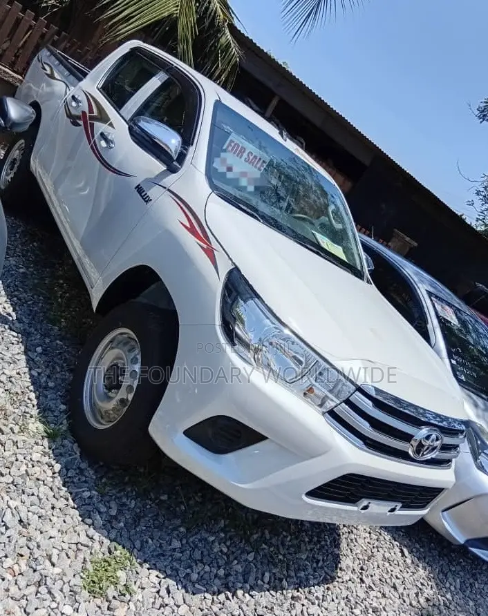 Toyota Hilux 2025 White