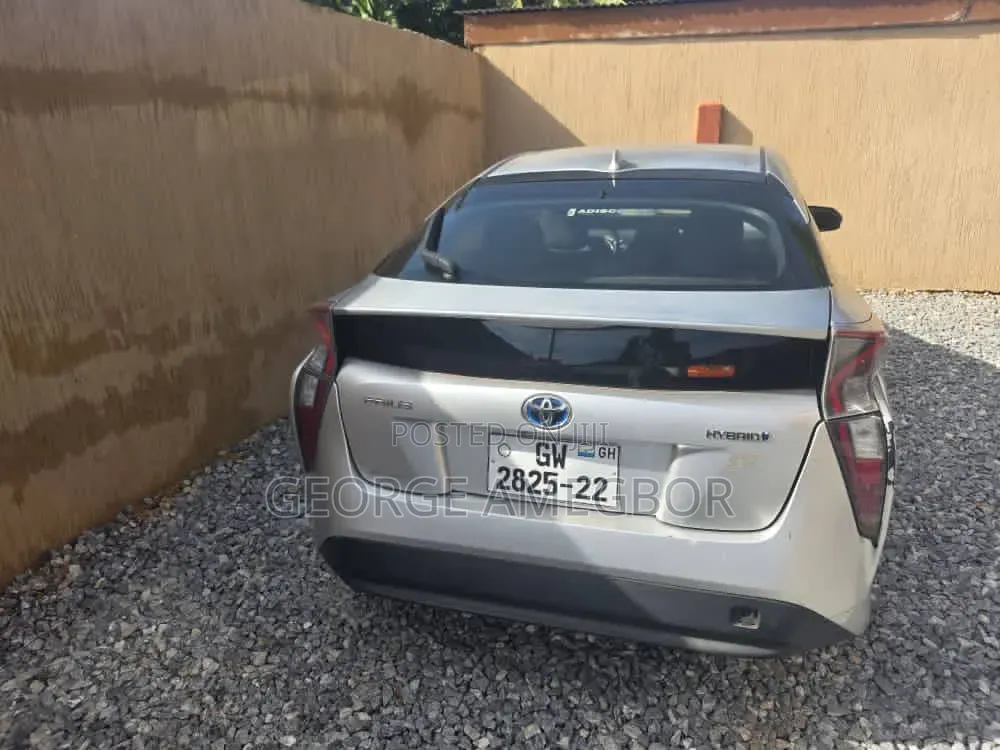 Toyota Prius 4dr Hatchback (1.8L 4cyl gas/electric hybrid CVT) 2016