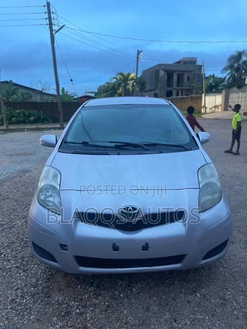 Toyota Vitz 2010 Silver