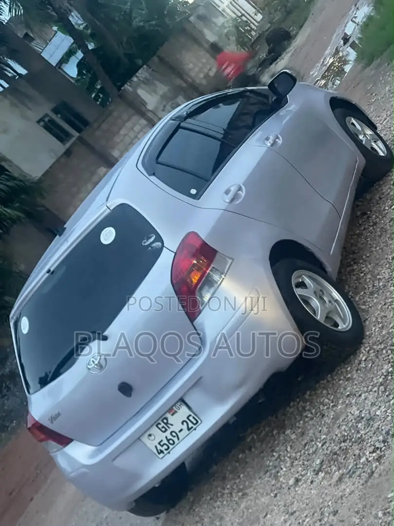 Toyota Vitz 2010 Silver