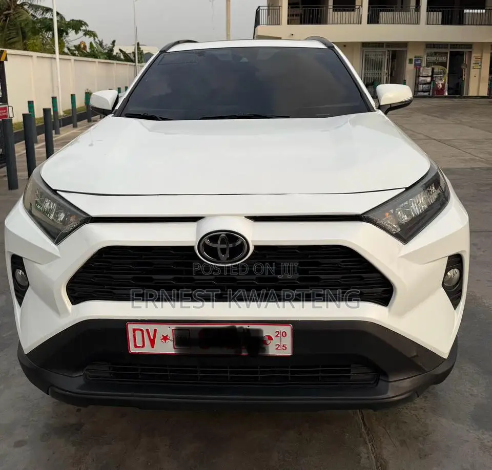 Toyota RAV4 XLE 2021 White