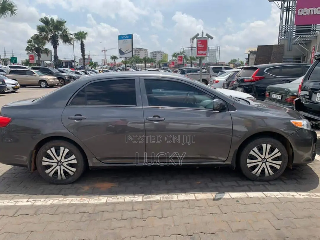 Toyota Corolla LE 4dr Sedan (1.8L 4cyl 4A) 2012 Gray