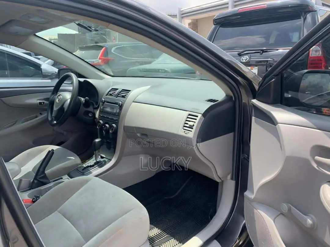 Toyota Corolla LE 4dr Sedan (1.8L 4cyl 4A) 2012 Gray