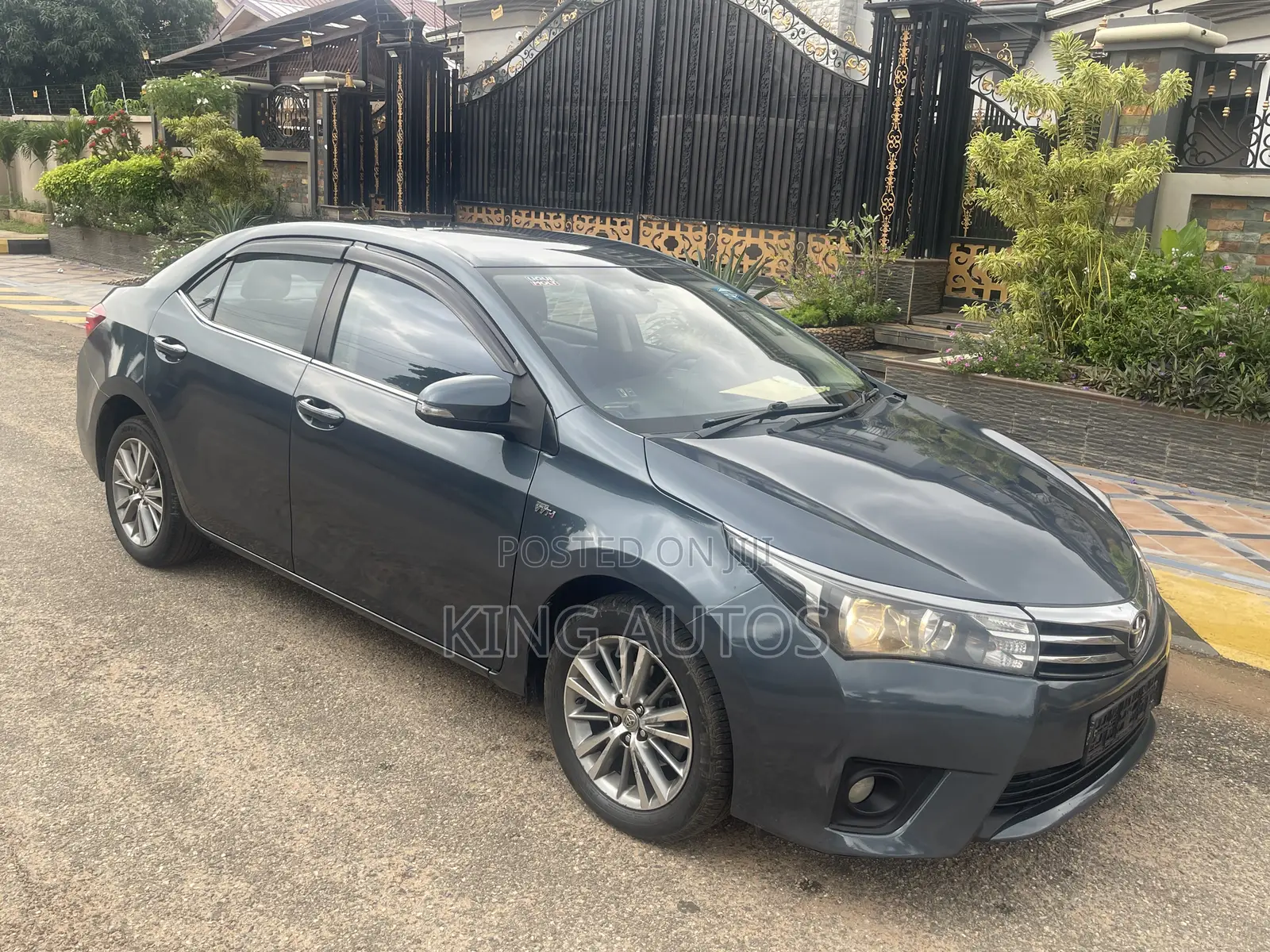 Toyota Corolla LE 4dr Sedan (1.8L 4cyl CVT) 2017 Gray