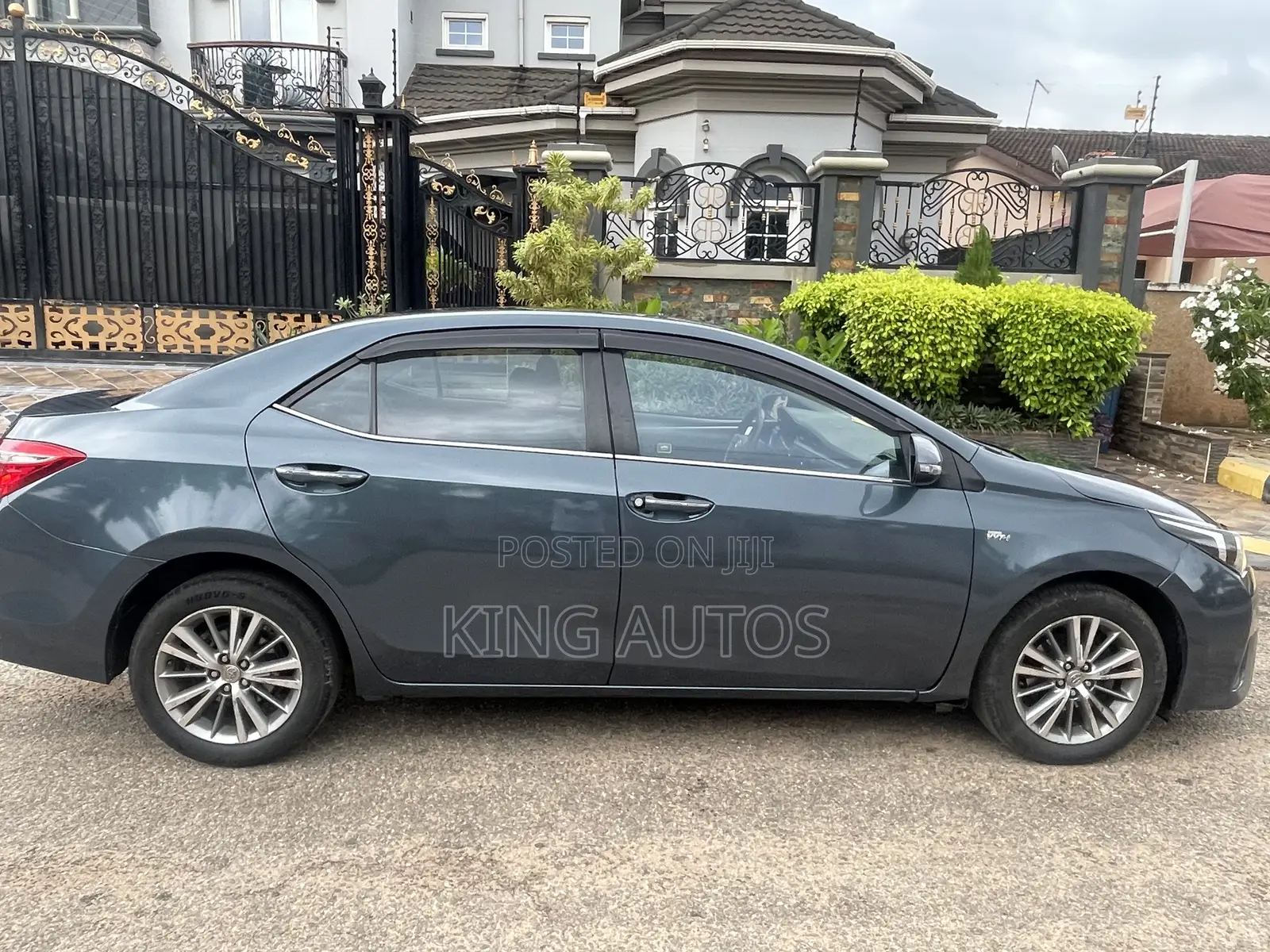 Toyota Corolla LE 4dr Sedan (1.8L 4cyl CVT) 2017 Gray