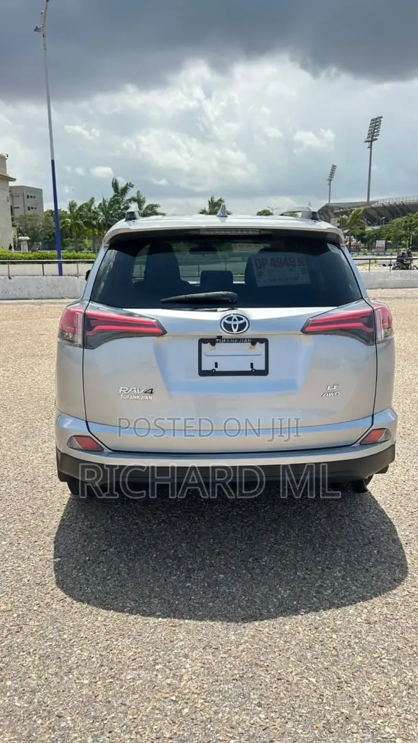 Toyota RAV4 LE AWD (2.5L 4cyl 6A) 2017 Silver