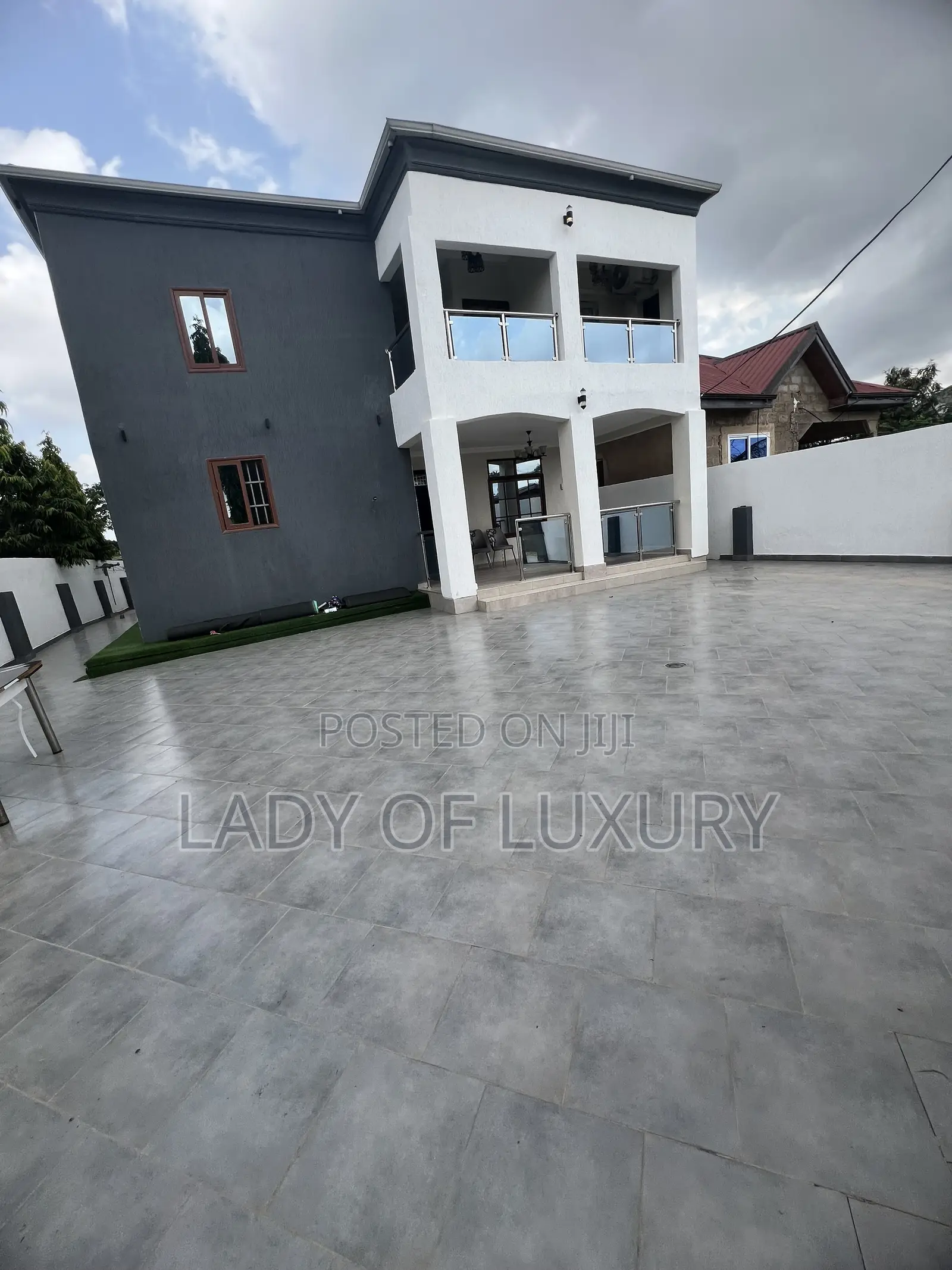 6bdrm Mansion in Lady Of Luxury Real, Olebu for sale