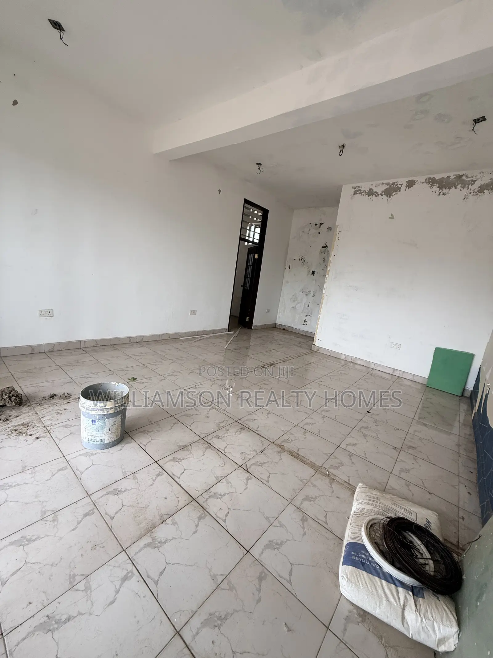 Spacious Shop/Store/Office Space/Showroom Wit an Extra Office,Spintex