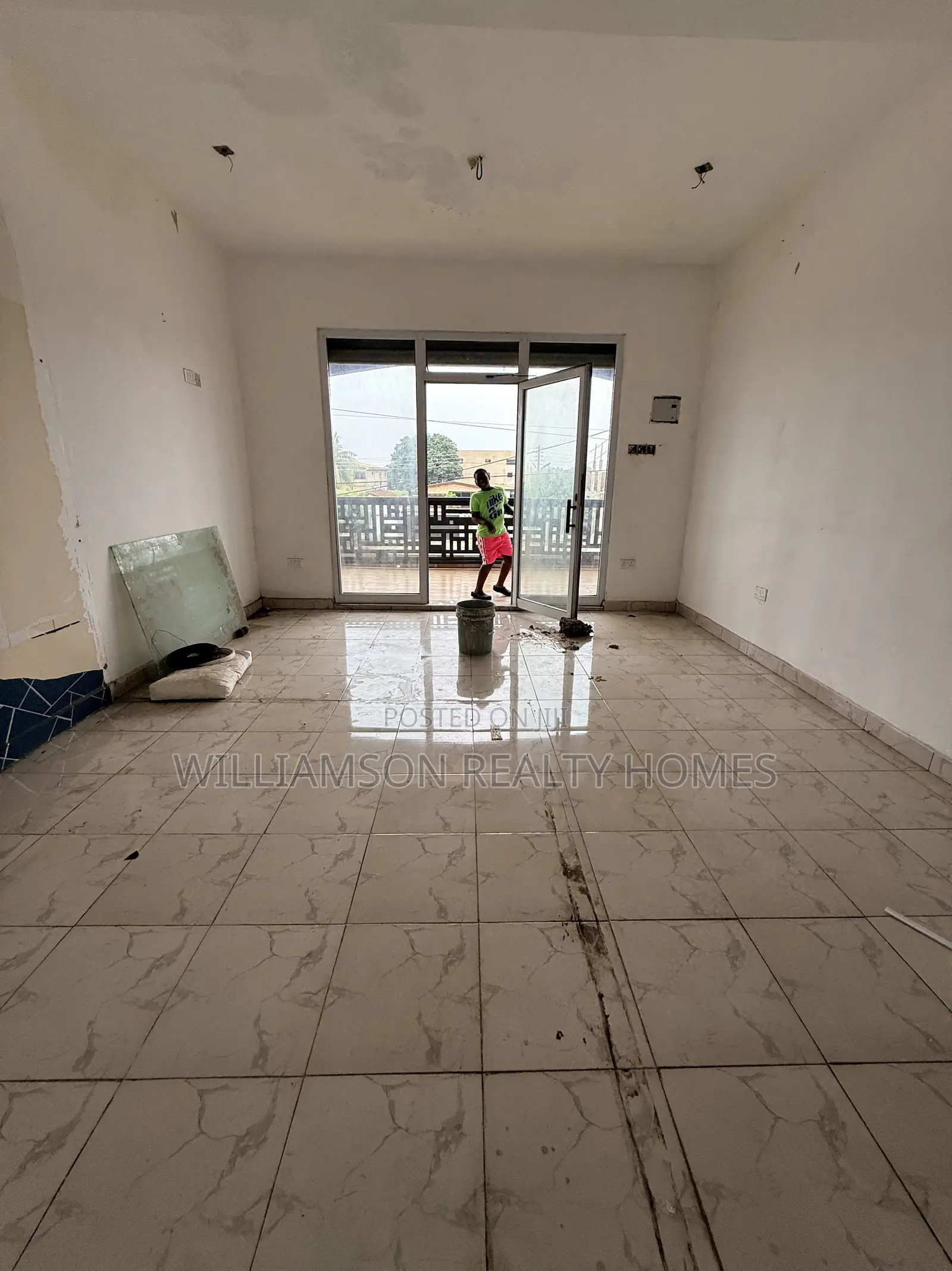 Spacious Shop/Store/Office Space/Showroom Wit an Extra Office,Spintex