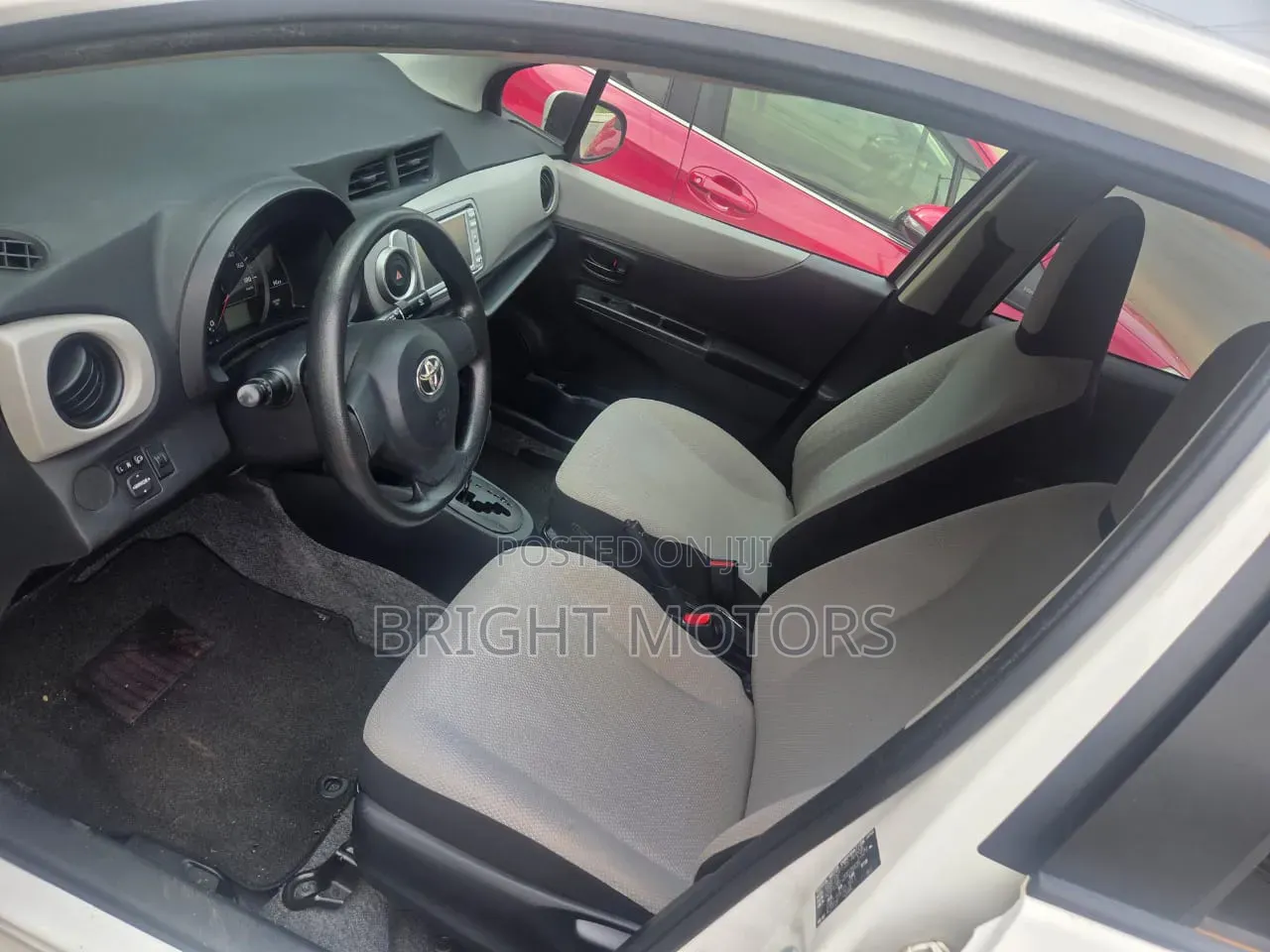 Toyota Vitz 1.5 FWD 5dr 2013 White