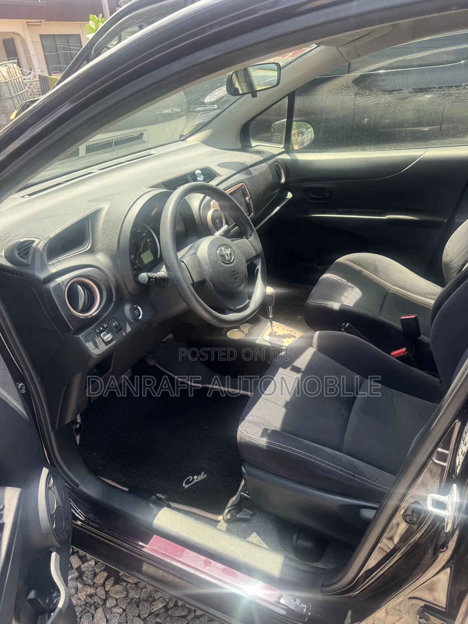 Toyota Vitz 1.3 FWD 5dr 2013 Black